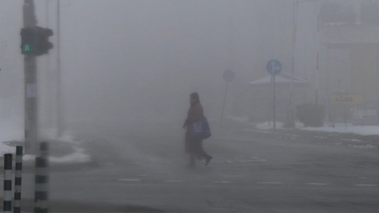 Гъста мъгла затруднява движението в Пазарджишко
