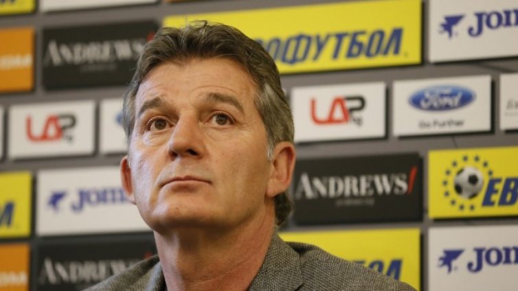 Националите по футбол с нов селекционер до края на януари