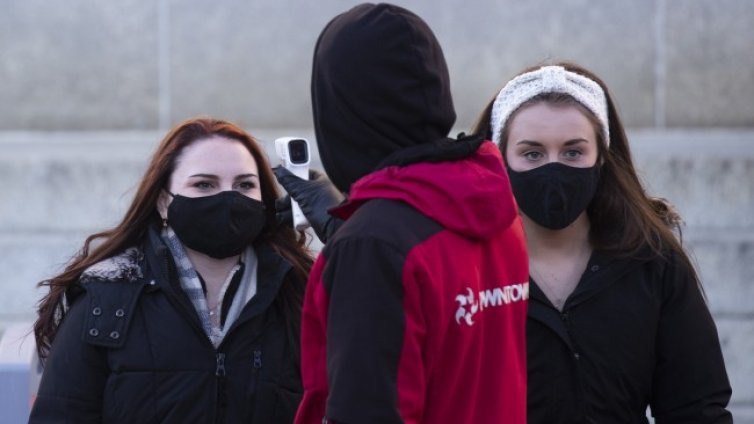 Само половината американци - готови да се ваксинират 