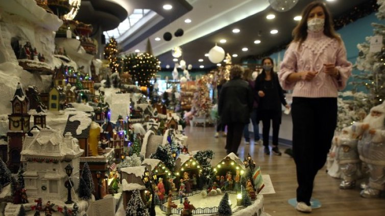 Съкращават карантината на пристигащите в Гърция на 3 дни
