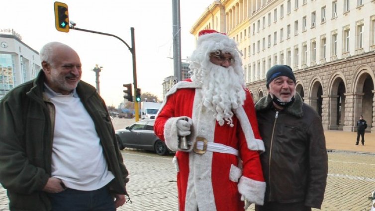 Дядо Коледа пожела оставка на управляващите