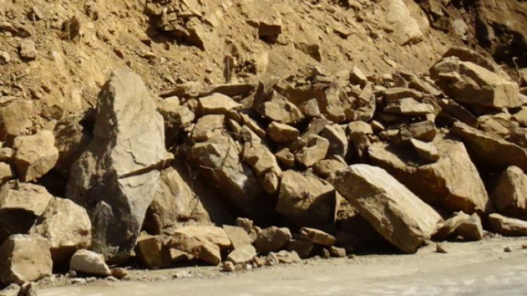 Свлачище затрупа гаражи в Дупница, няма пострадали