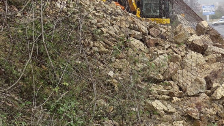 Камъни паднаха върху кола в Прохода, семейство се спаси по чудо