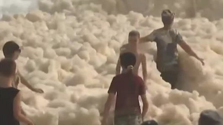 Морска пяна привлече местни по плажовете в Австралия