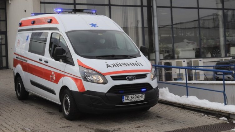Линейка с COVID пациент се сблъска с рейс в Пловдив