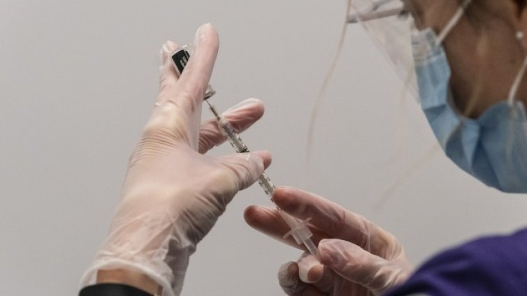 От лекари-ренегати до Новак Джокович застрашават ваксинацията в Западните Балкани