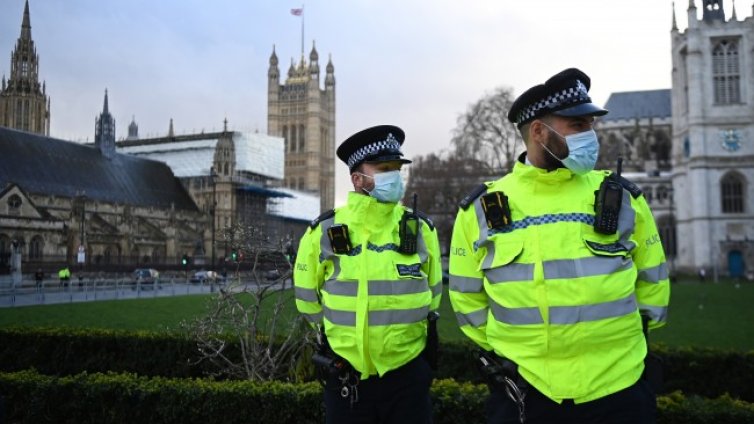 Новият щам на COVID-19 в Англия се разпространява по-бързо 