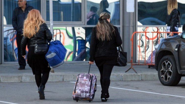 6 междуградски автобуса повече за празниците, другите - празни