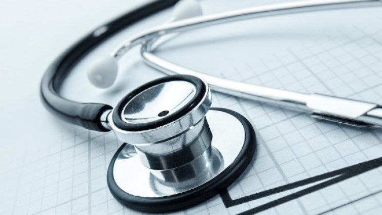 82-годишна медицинска сестра все още се грижи пациенти