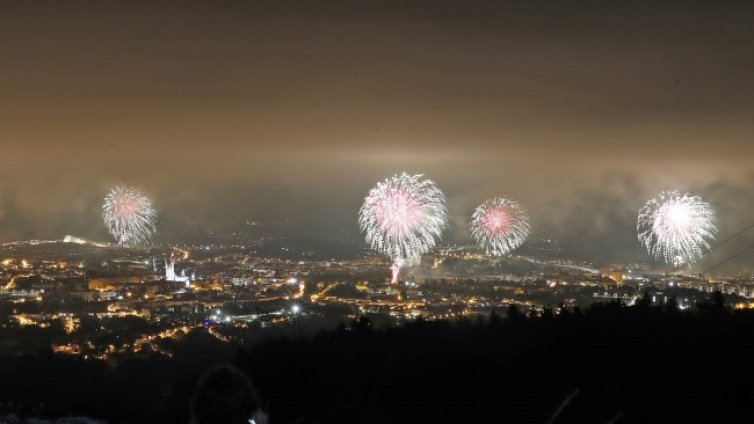 Със здраве напред! Честита нова 2021 година, българи!