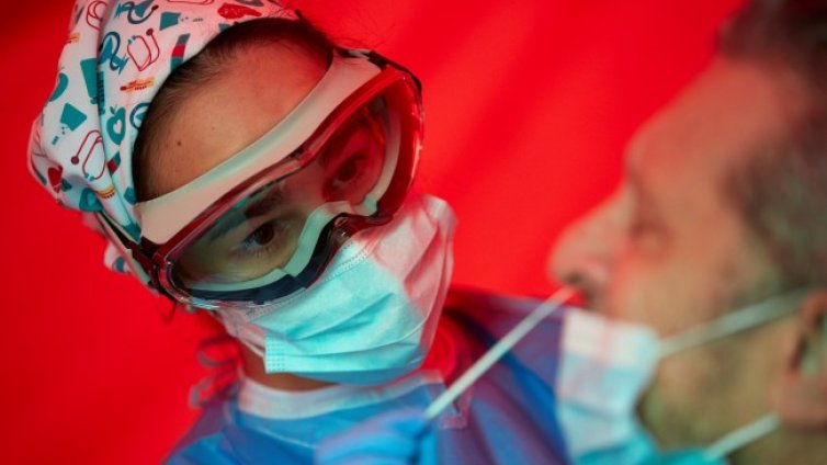 Заразените с COVID-19 в Европа вече са повече от 25 милиона