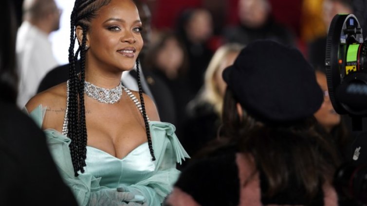 Риана празнува Коледа в Барбадос с гаджето