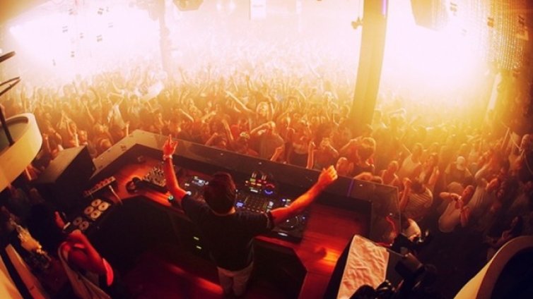 Въпреки мерките: Незаконно парти във Франция привлече над 2500 души