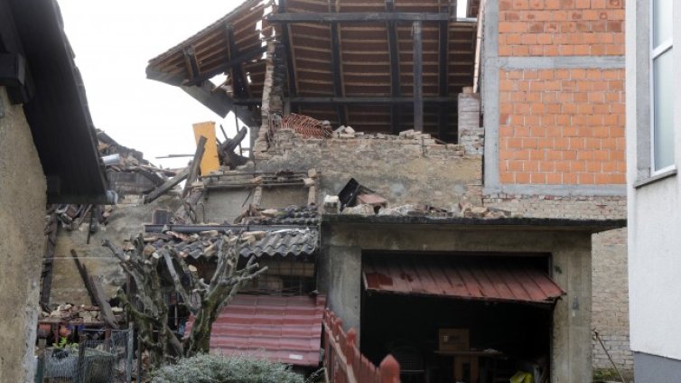 Над 2000 сгради са повредени при труса в района на Петриня