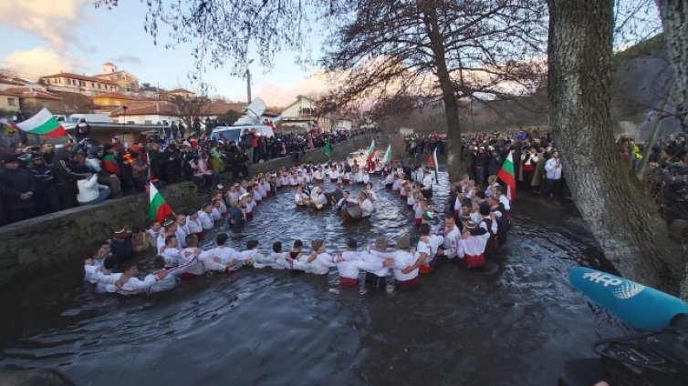 Заради пандемията: Без мъжко хоро на Йордановден