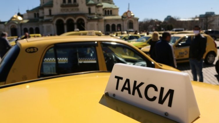 Откриха 6-ма бежанци на "разходка" с такси във Вършец