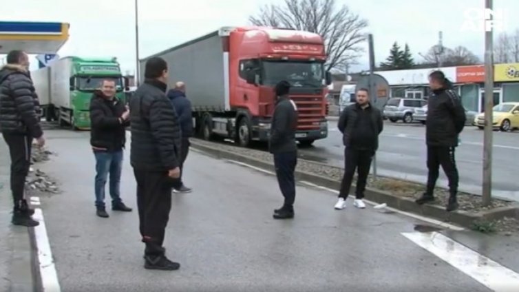 Шофьори протестираха на Кулата заради полицейски рекет в Гърция
