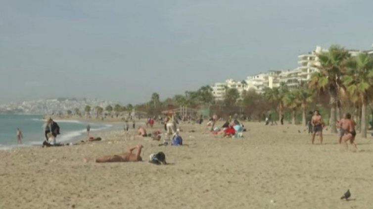 Януарска жега до 31&deg;C в Гърция: Стотици отидоха на плаж 