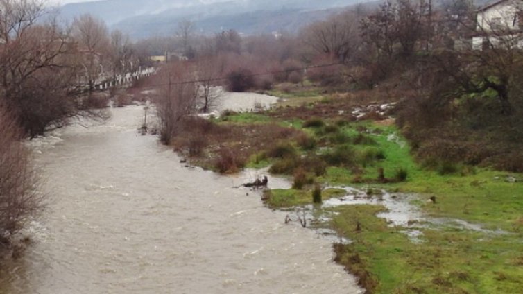 Вода и мръсотия се леят по улиците на Батановци