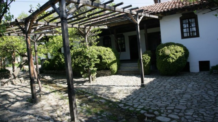 Мъж открадна дарения от къщата на Вазов в Сопот