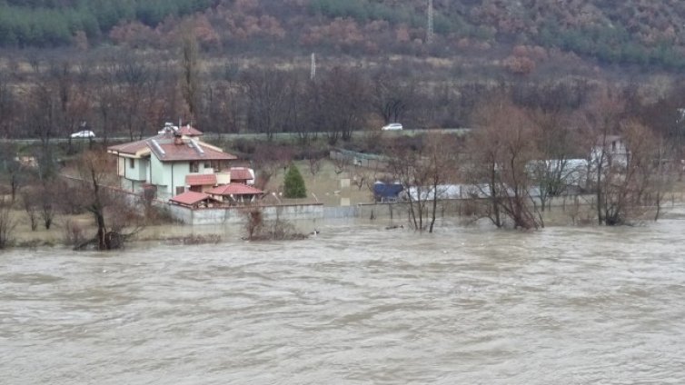 Евакуираха хора от къщи край р. Струма до Благоевград