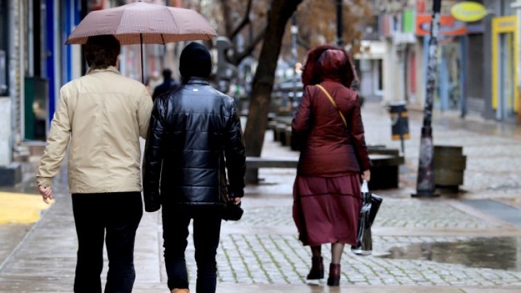 Времето днес: Валежите постепенно спират, застудява