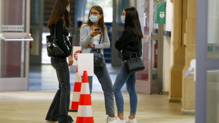 Децата и коронавирусът: Заразяват се, колкото възрастните