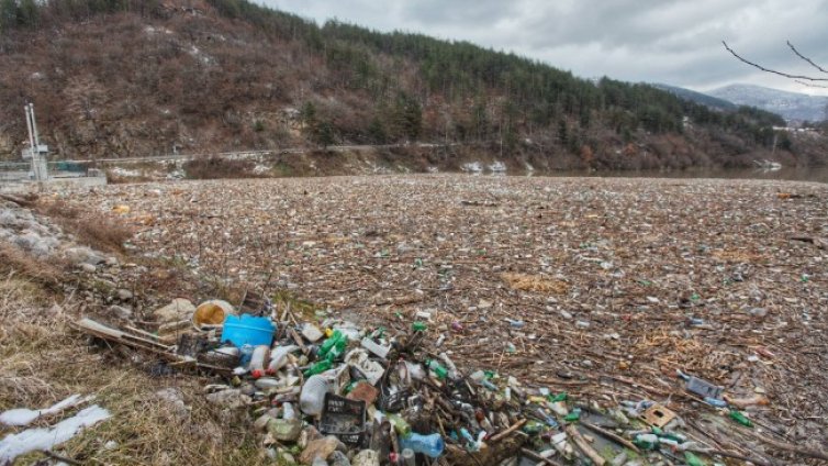Прокурорска проверка заради отпадъците в река Искър край Своге