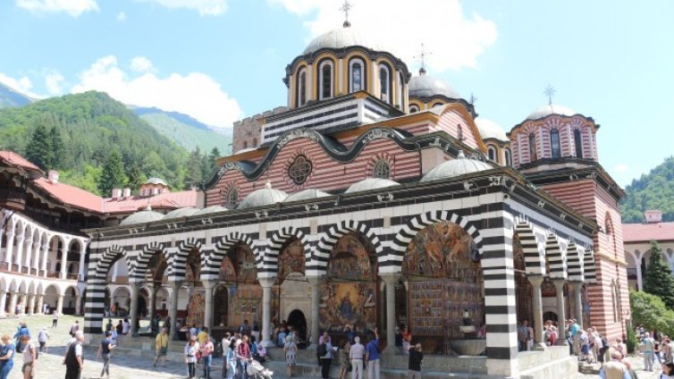 Нова измама: Използват манастири за продажба на амулети за богатство