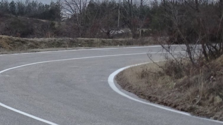 Лада и BMW се удариха край Павликени, един човек загина