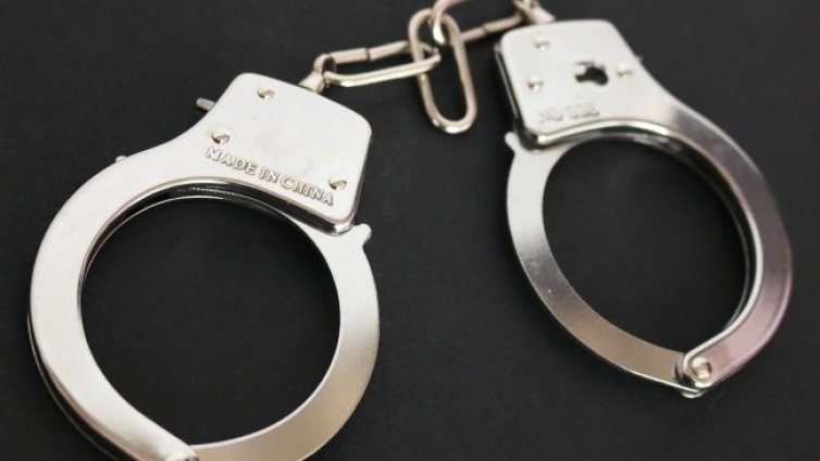 Закопчаха полицай за фалшифициране на документи