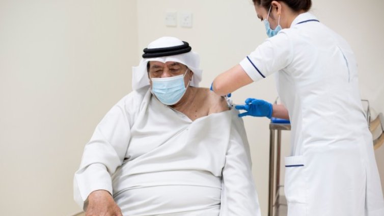 Как богатите семейства летят до Дубай, за да получат ваксина срещу COVID-19? 