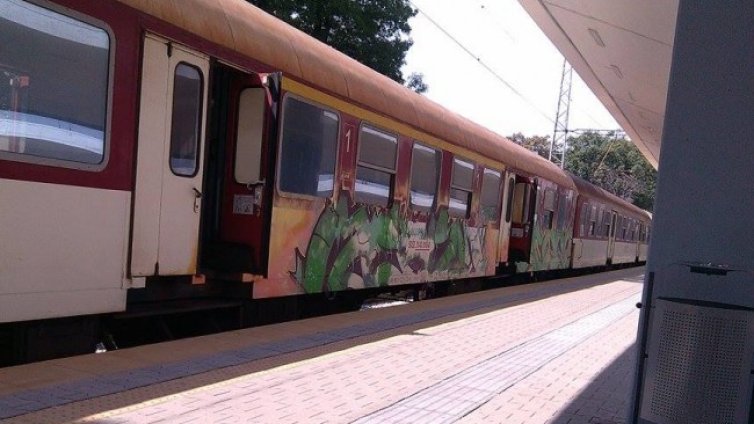 Изрисуваха с графити нови тестови жп мотриси