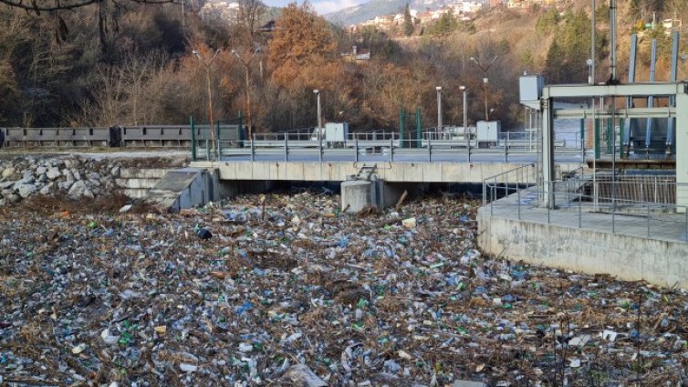 Боклукът край ВЕЦ-Своге замръзна, половината е изчистен