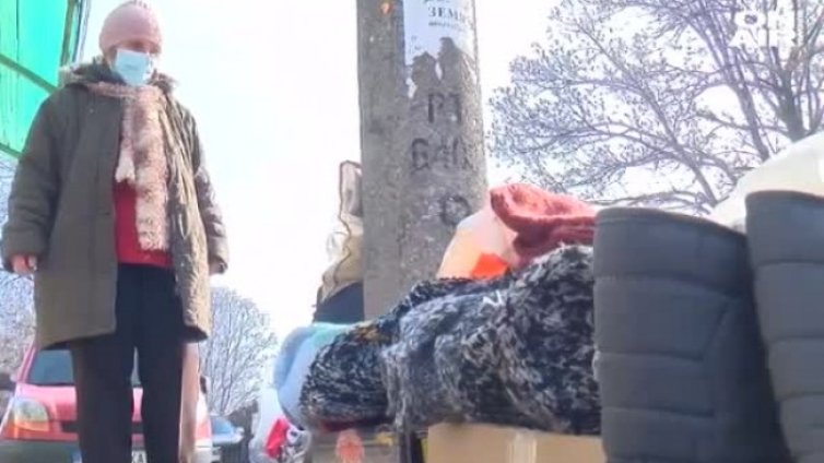Жена плете терлици: Излязох да помръзна, но нищо не се продава