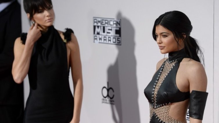 Кендъл и Кайли по бански в Мексико