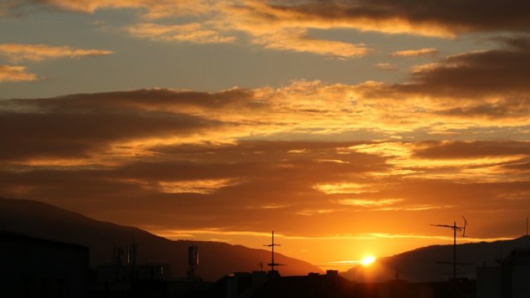 Топло, но променливо днес: Слънце ще пече, дъжд ще вали