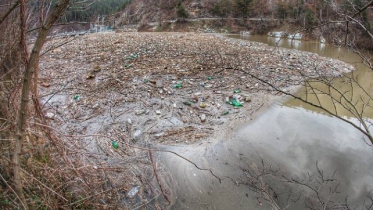 Тонове боклуци повлякоха придошлите води на река Средецка