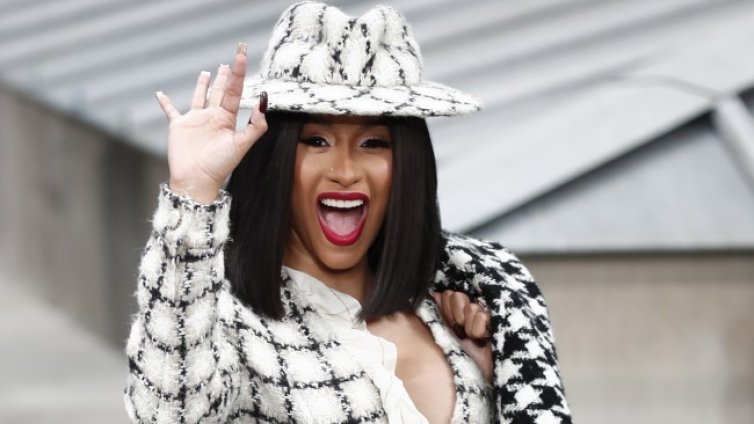 Карди Би пак провокира с тоалет