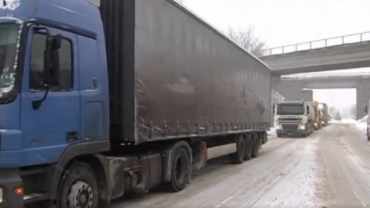 Опашка от 1400 ТИР-а се е образувала на ГКПП "Капъкуле"