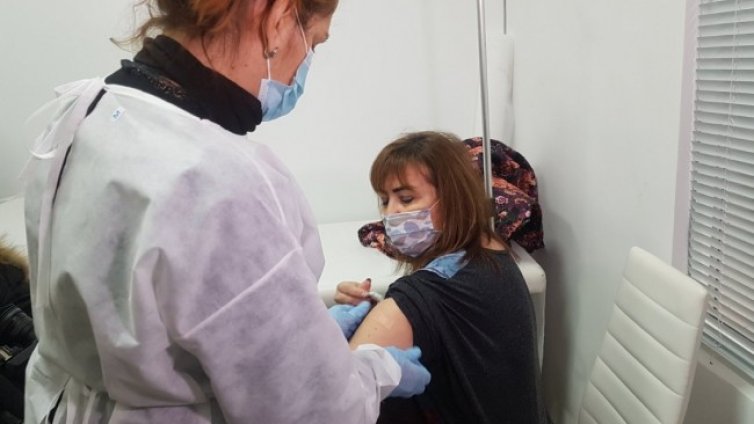 Започна ваксинацията на учители в Бургас