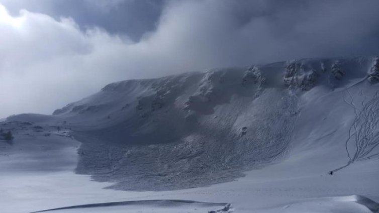 Лавината в Рила "мощна" и "впечатляваща", скиори ли я предизвикаха?