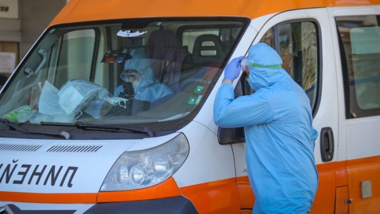 Близо половината от починалите с вируса без други болести