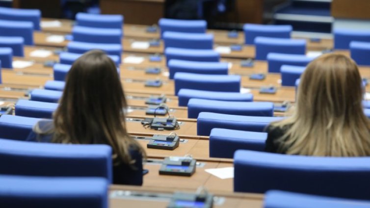 ГЕРБ vs БСП: Бедност сега? А при вас пенсиите бяха $3, заплатите $5-6