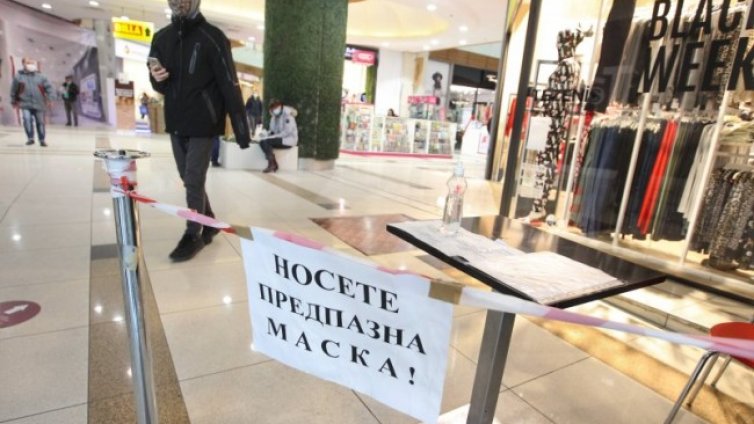 Молове, фитнеси, спортни зали в трескава подготовка преди да отворят