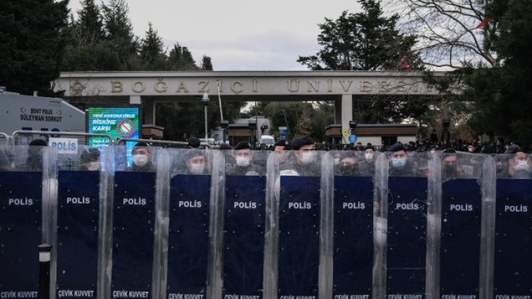 Близо 160 студенти са задържани при протест в Истанбул