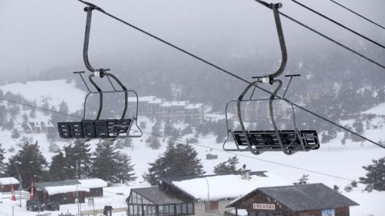 Без барове в Дубай и ски във Франция поне още месец
