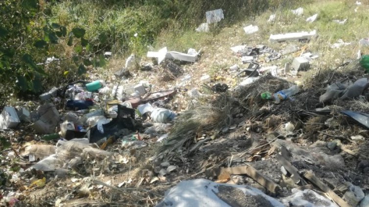 Дни наред чистят незаконно сметище, камиони затъват в калта