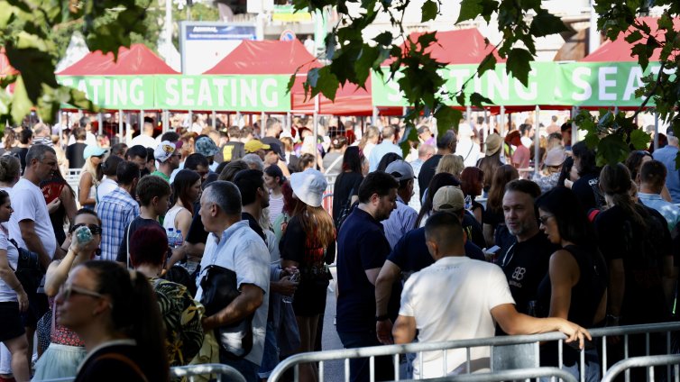 Тълпи от фенове на "Гънс енд роузес" чакат да заемат местата си