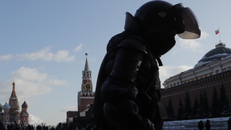 Насилие, заплахи, претъпкани килии: През какво преминават задържаните в Русия